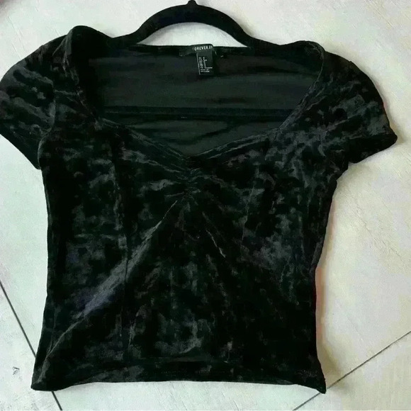 Forever 21 Tops - Forever 21 Women's Black Crop-top - Small